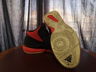 Zapatillas Adidas Negras y Rojas Usadas