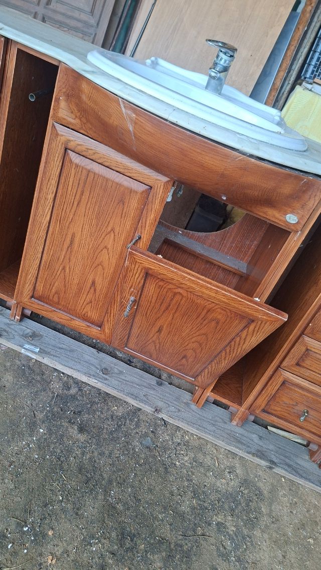 Mueble de baño con lavabo de madera