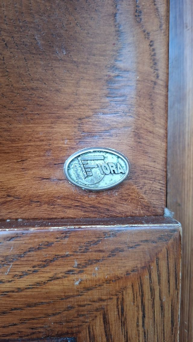 Mueble de baño con lavabo de madera