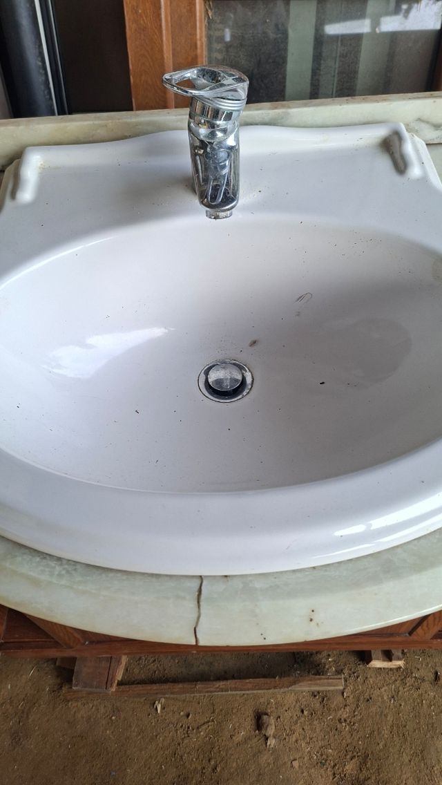 Mueble de baño con lavabo de madera