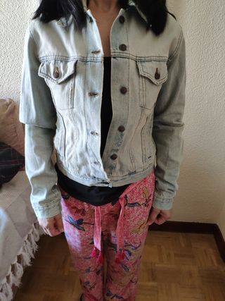 Cazadora vaquera corta mujer desgastada