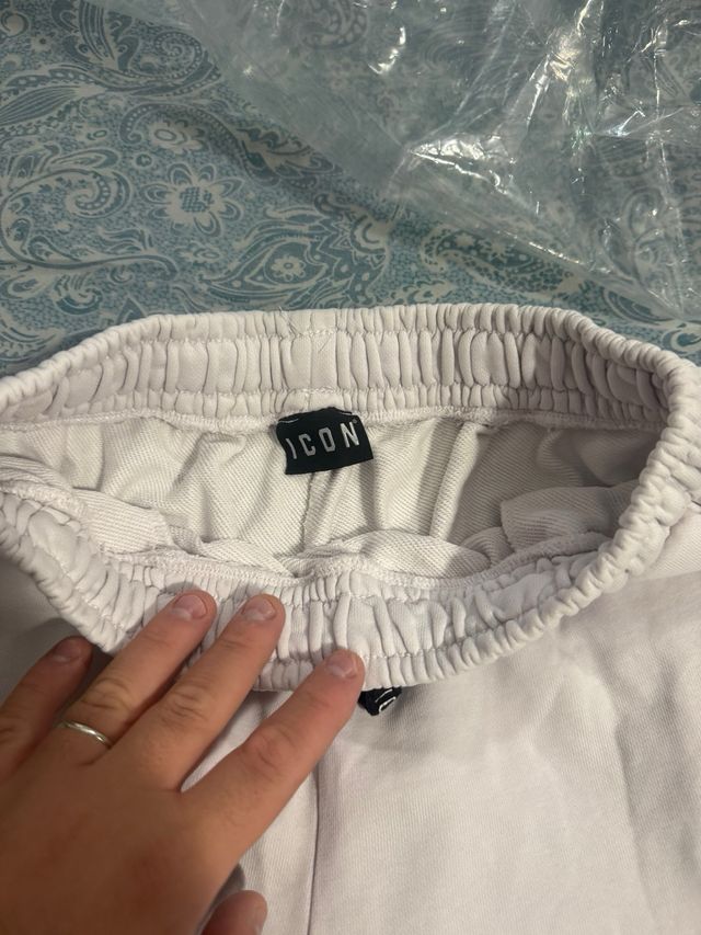 Pantaloncini bianchi e rossi con logo