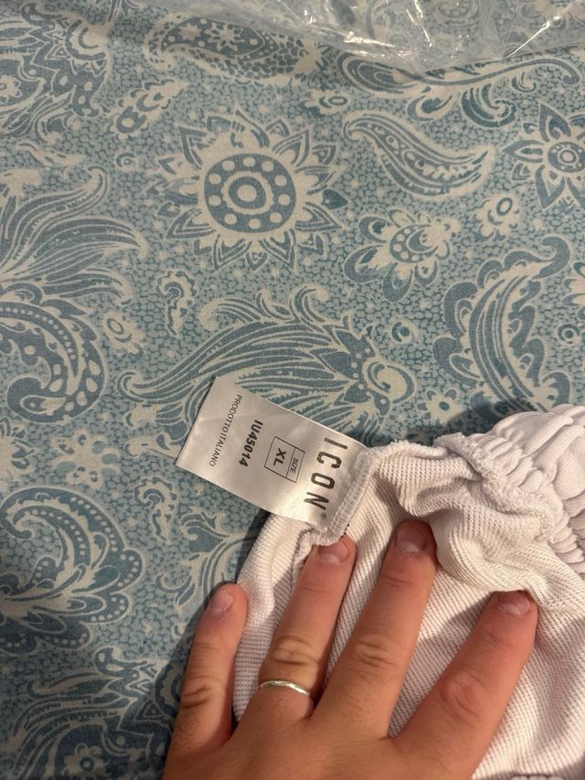 Pantaloncini bianchi e rossi con logo