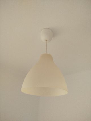 Lámpara colgante beige y blanca
