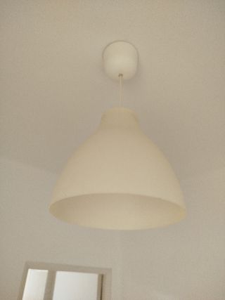 Lámpara colgante beige y blanca
