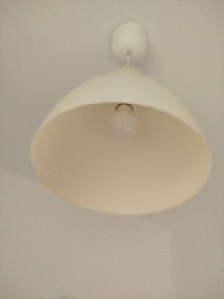 Lámpara colgante beige y blanca