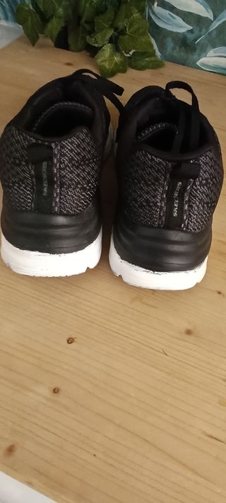 Zapatillas Skechers Negras y blancas