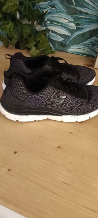 Zapatillas Skechers Negras y blancas