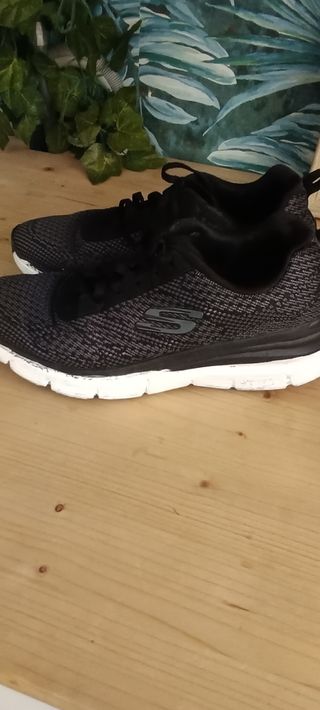 Zapatillas Skechers Negras y blancas