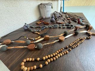 12 collares étnicos y 2 pendientes