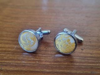 Gemelos y pasador de corbata plateados y amarillos