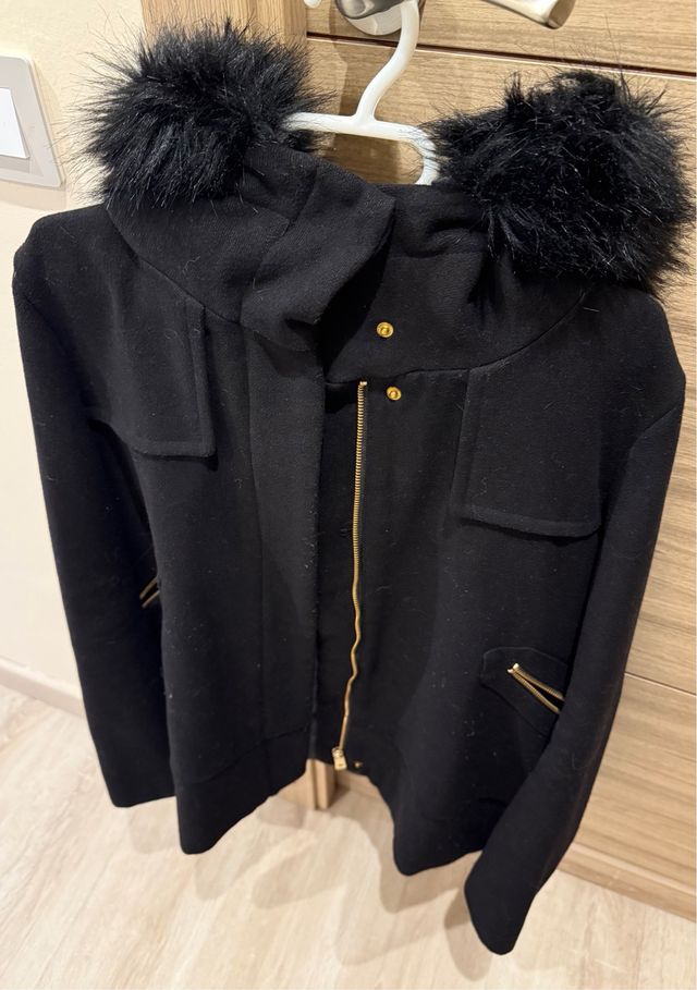 Abrigo negro con capucha y pelo