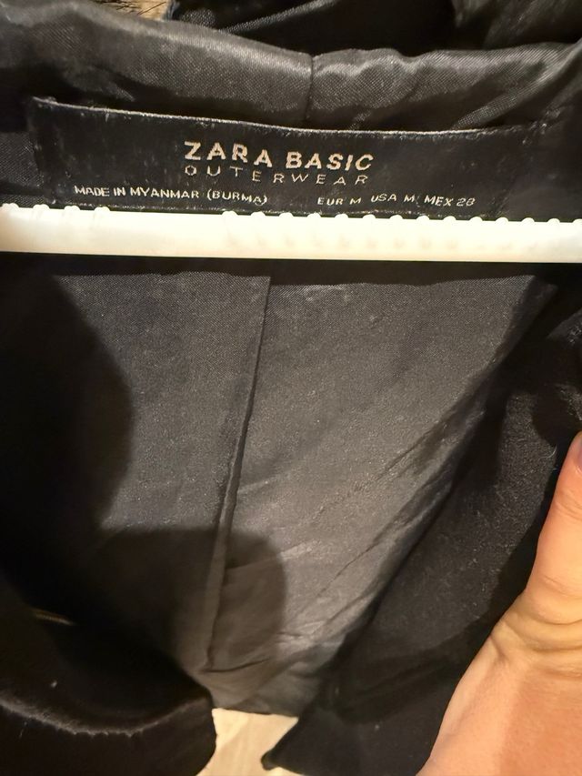 Abrigo negro con capucha y pelo