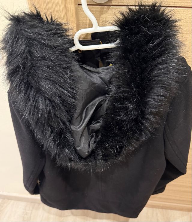 Abrigo negro con capucha y pelo