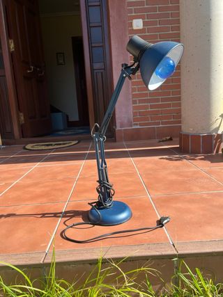 Lámpara de mesa azul y negra
