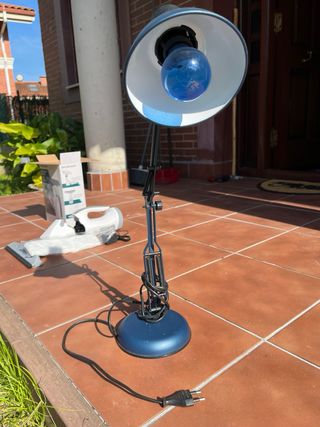 Lámpara de mesa azul y negra