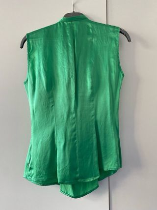 Camisa Zara verde con volantes y lazo
