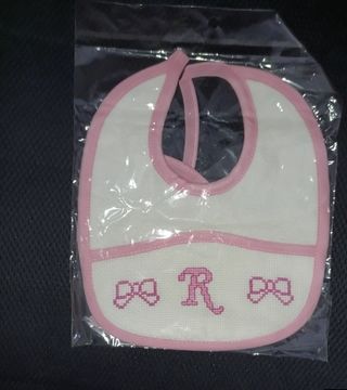 Bavaglino con iniziale R e fiocchi