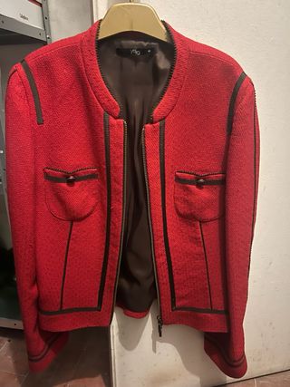 Chaqueta roja con cremallera y falda