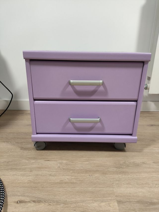Mesita de noche morada con ruedas