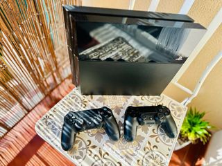 PS4 (PlayStation 4) Negra + 2 Mandos