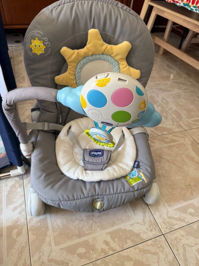 Mecedora Chicco con arco de juegos