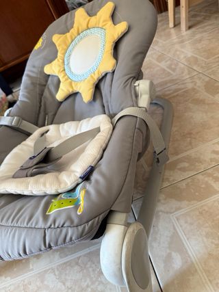 Mecedora Chicco con arco de juegos