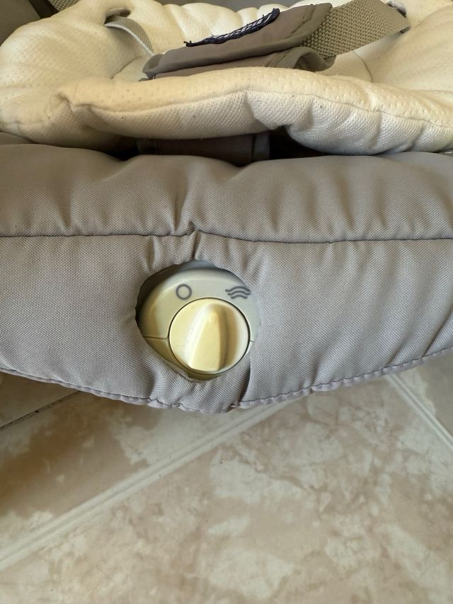 Mecedora Chicco con arco de juegos