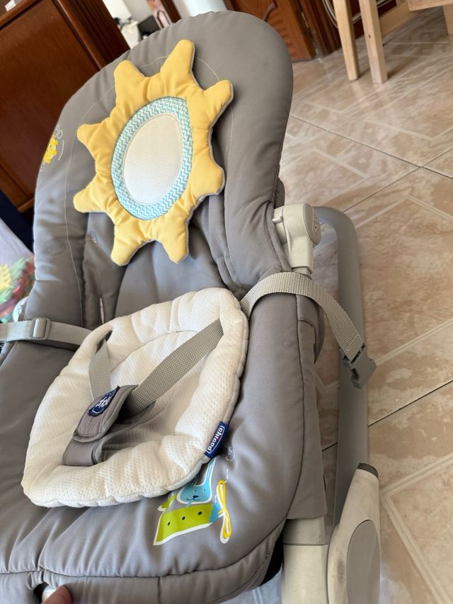 Mecedora Chicco con arco de juegos