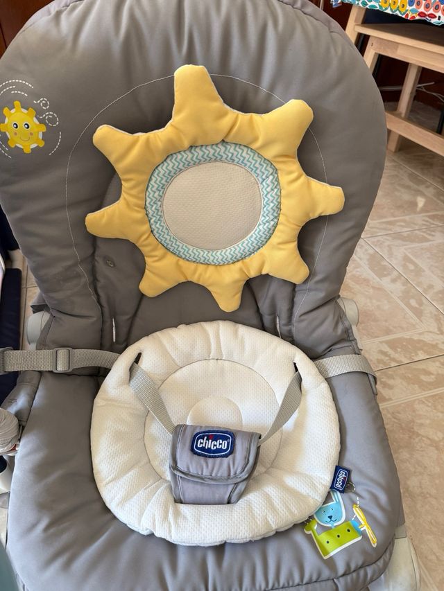 Mecedora Chicco con arco de juegos