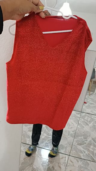 Blusa brillante roja con lazo
