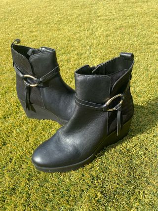 Botines negros con cuña y detalle metálico