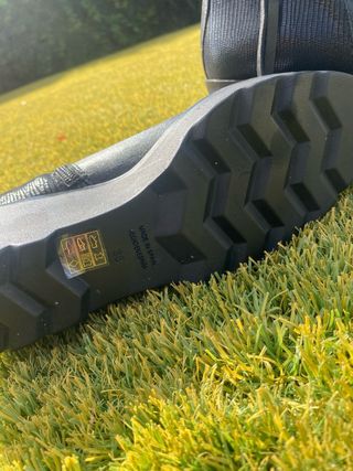 Botines negros con cuña y detalle metálico