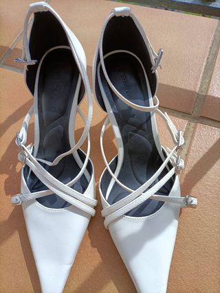 Zapato salón color blanco/crudo de tacón.