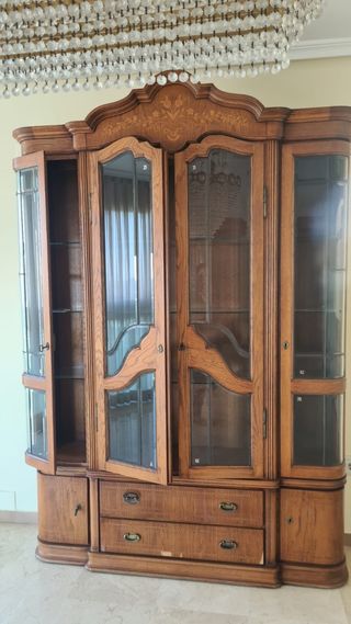 Mueble vitrina de madera y cristal