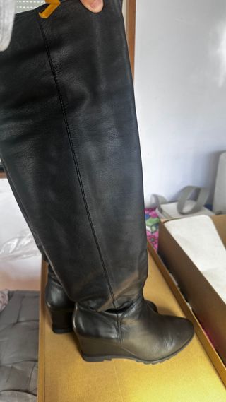Botas altas de piel negras