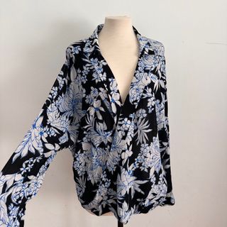 Blusa Kookai floral preta e azul tamanho 42