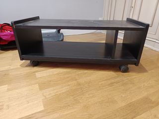 Mesa de TV negra con ruedas