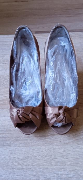 Zapatos de fiesta beige y dorados
