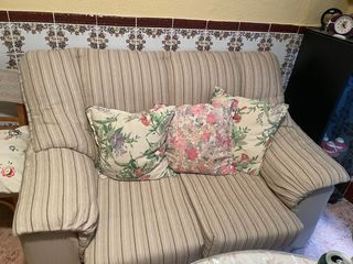 Sofá de 2 plazas beige con cojines