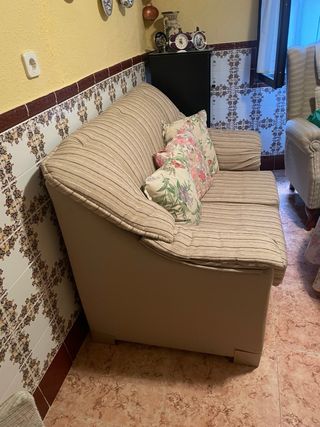 Sofá de 2 plazas beige con cojines