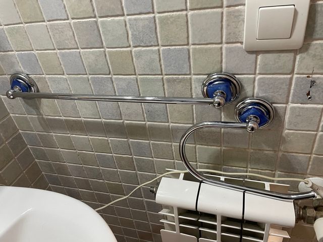 Toalheiros de casa de banho em metal e plástico