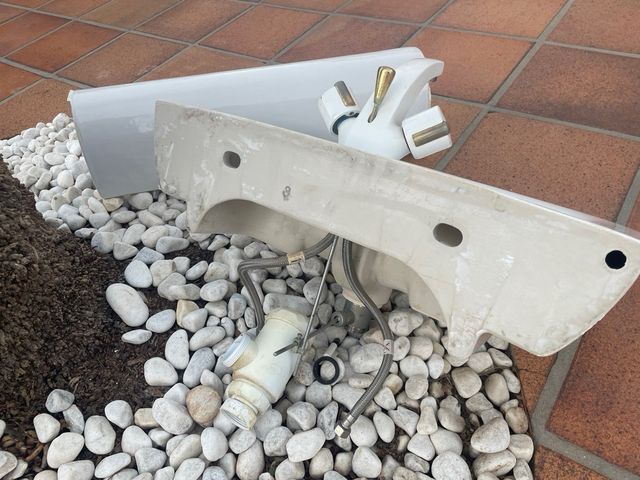 Lavabo de cerámica con pie con grifo incluido