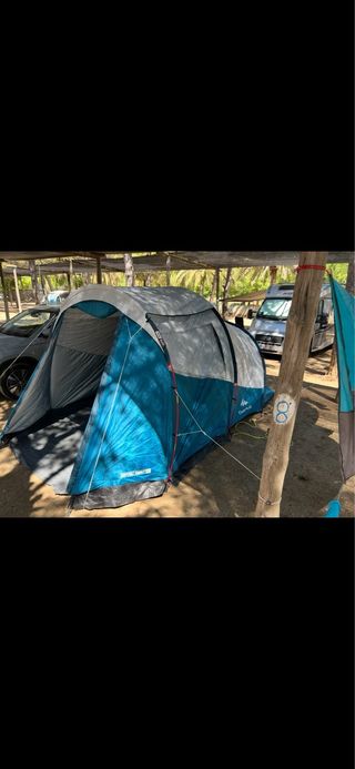 Tienda de campaña azul y gris