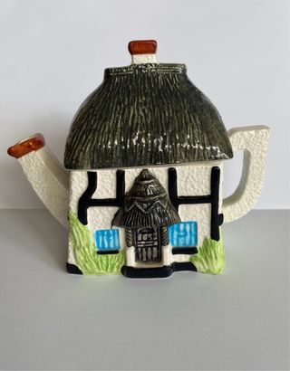 Teiera in ceramica a forma di casa