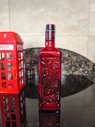 BOTELLA ROJA BEEFEATER 24 AÑOS / CABINA