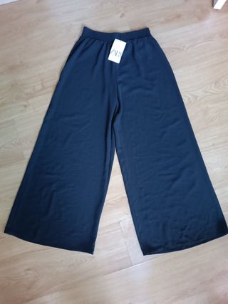 Pantalón Zara negro fluido unisex.