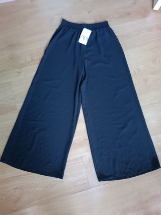 Pantalón Zara negro fluido unisex.