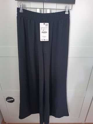 Pantalón Zara negro fluido unisex.