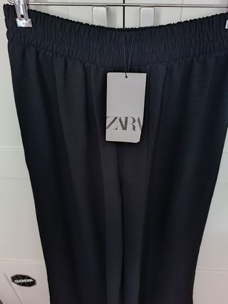 Pantalón Zara negro fluido unisex.